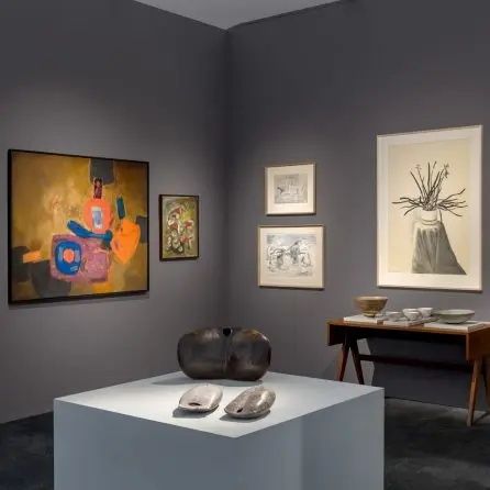 Kunstbeursstand met schilderijen, tekeningen en sculpturen
