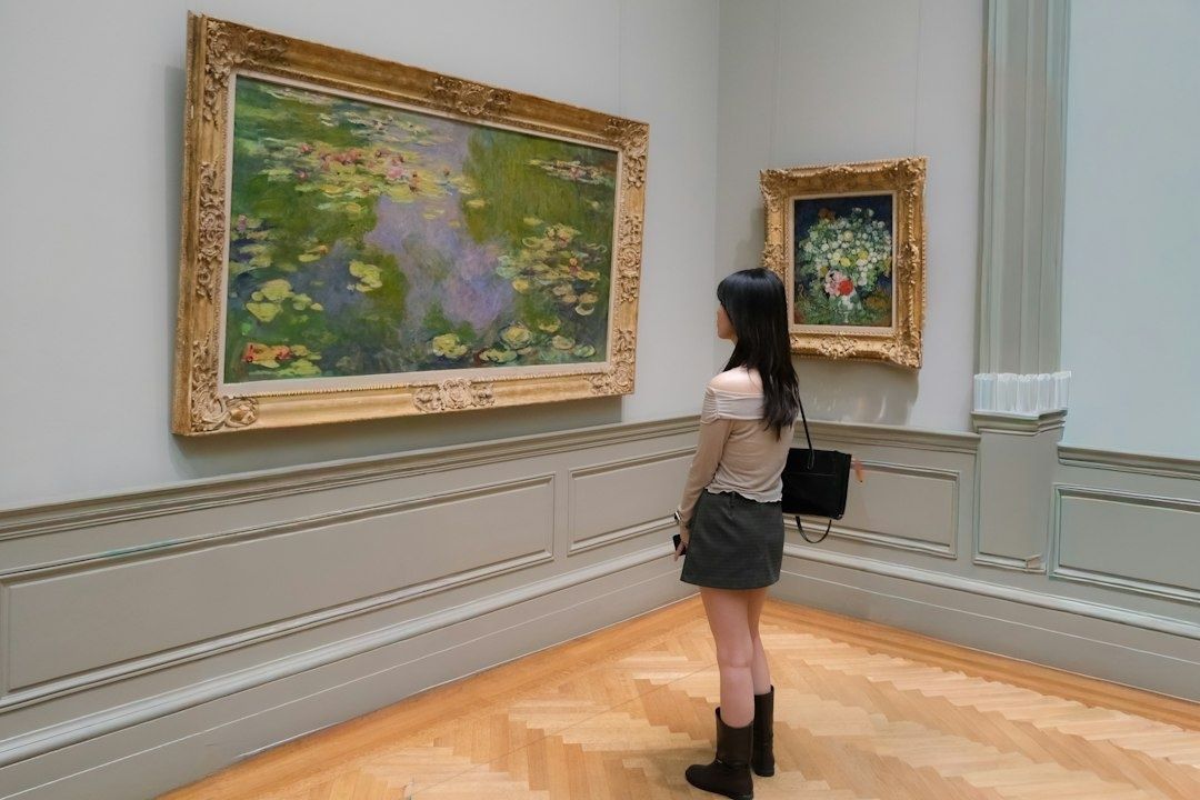 Bezoeker bekijkt Monet-achtig schilderij met waterlelies in museumzaal