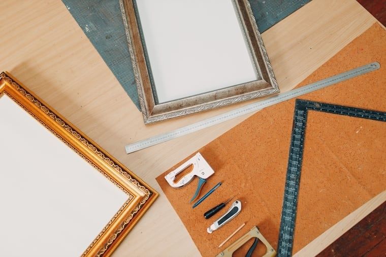 Fotolijst, liniaal en gereedschap voor het inlijsten van kunst